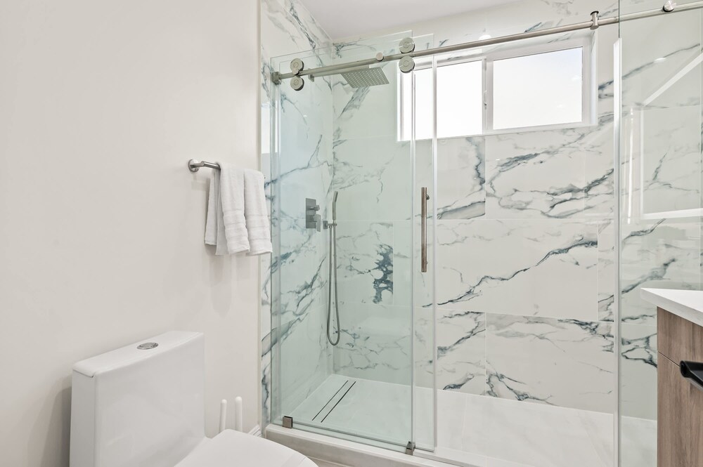 Stylish New Home Bright Modern Fully Stocked
