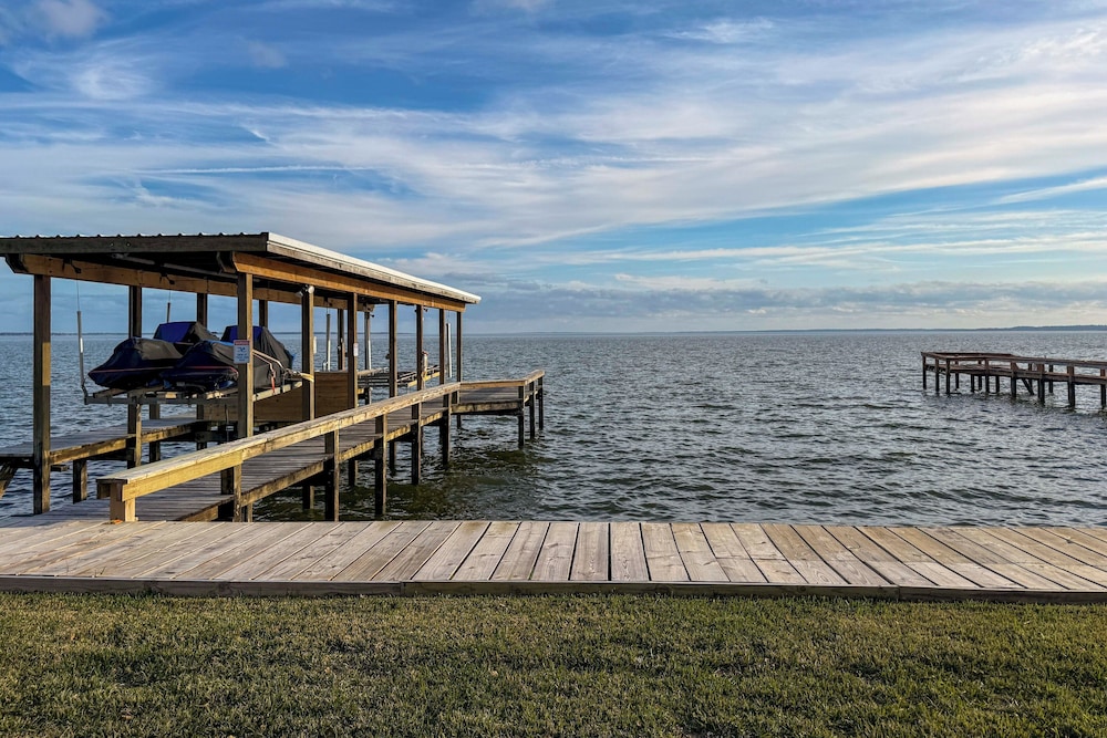 Private Pier, Porch! Quiet Lake Livingston Retreat