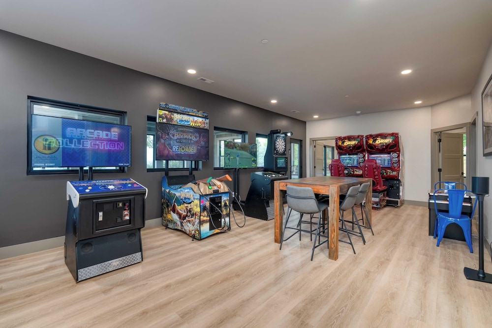 Luxury Group Retreat w/ Indoor Pool, Arcade & 56-mile Views Grand Vista Retreat