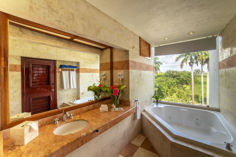 Mayaland Hotel & Bungalows