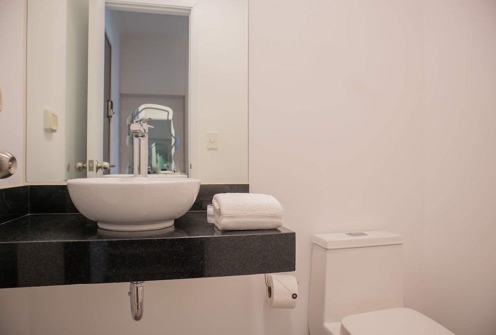 w Inviting 2BR w Balcony in Miraflores