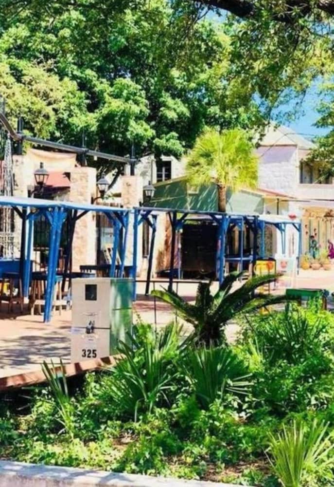 Magnificent 4BR Near Famous Riverwalk and Downtown view 4