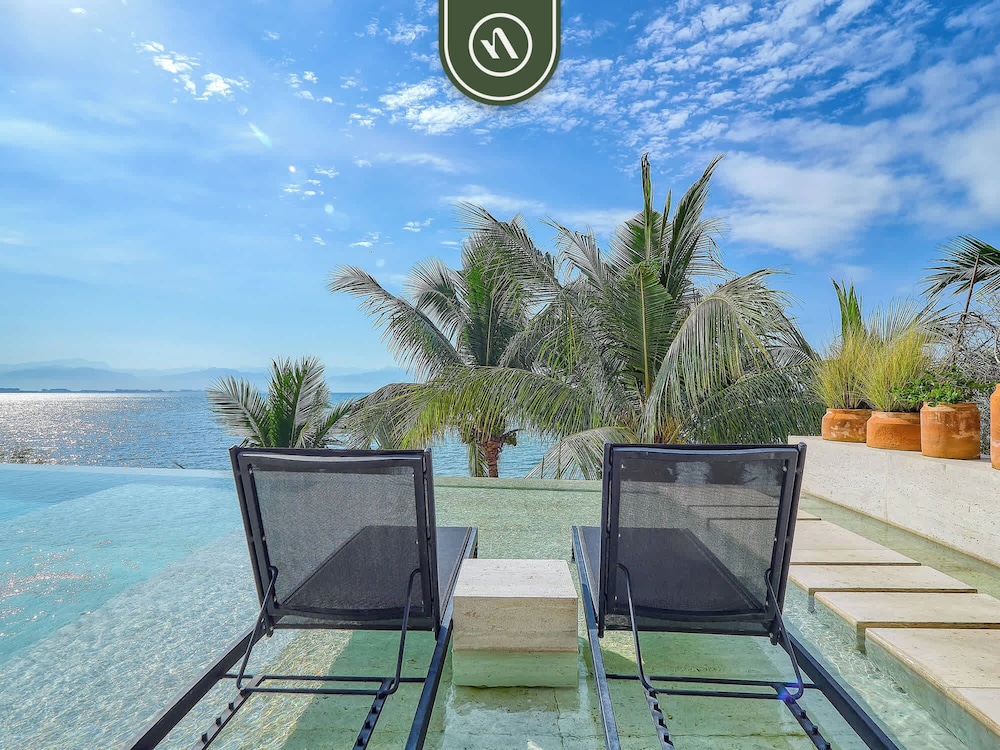Luxury 4BR Oceanfront Condo - Private Beach - Pool