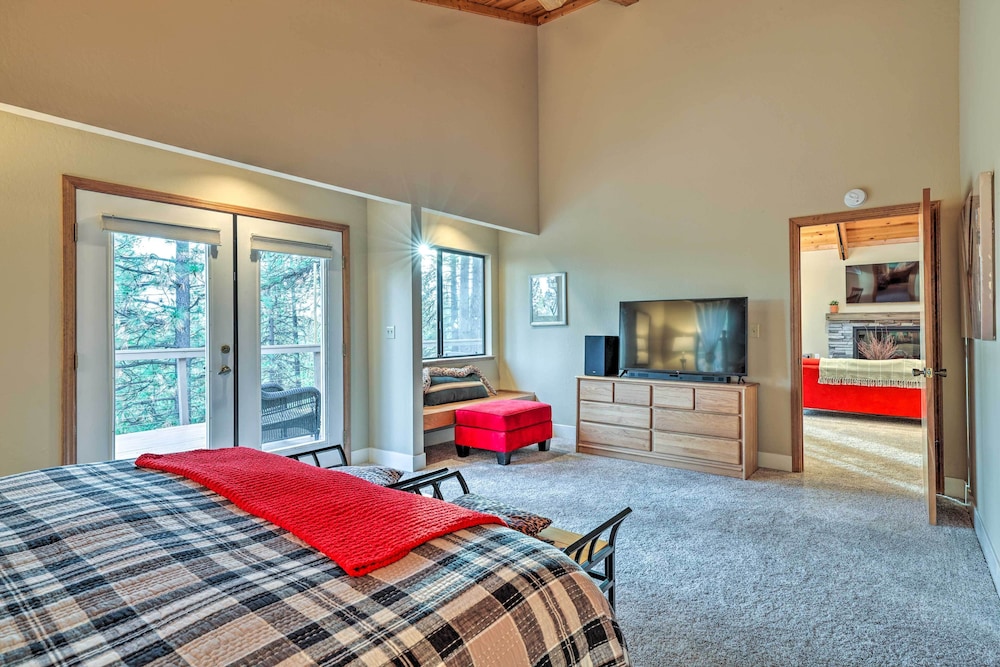 Deck & Views: Pet-friendly Starry Pines Cabin view 3