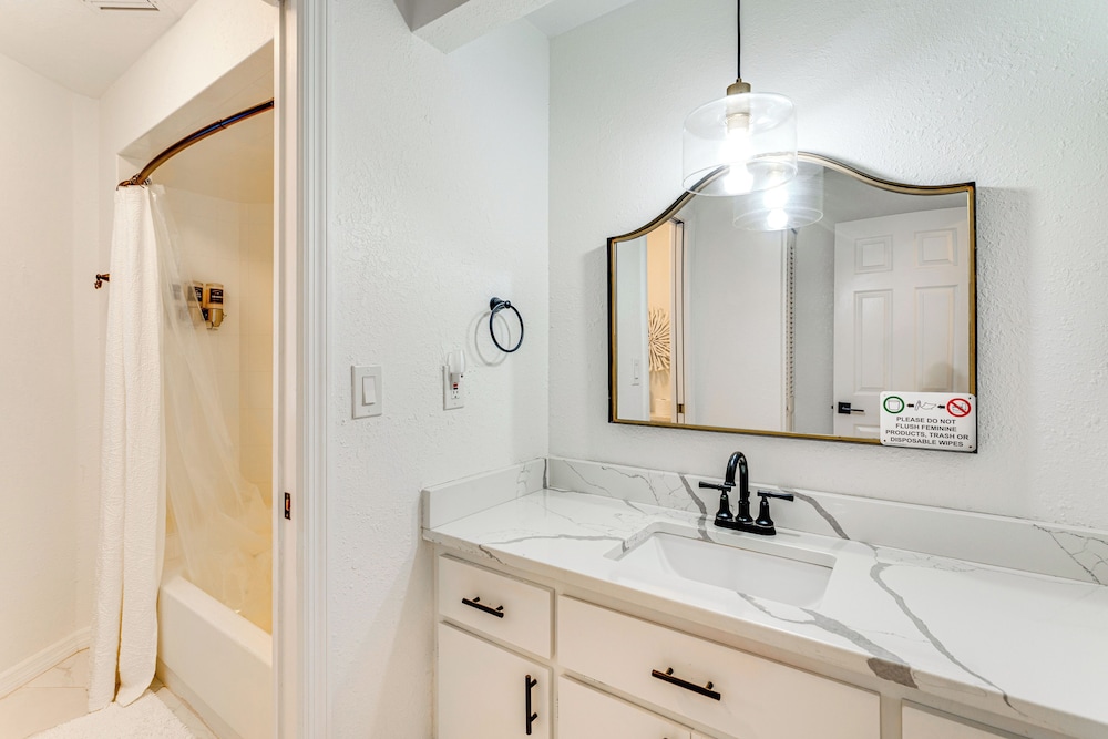 Group Getaway: Luxe Lakeside Gem in Port Charlotte