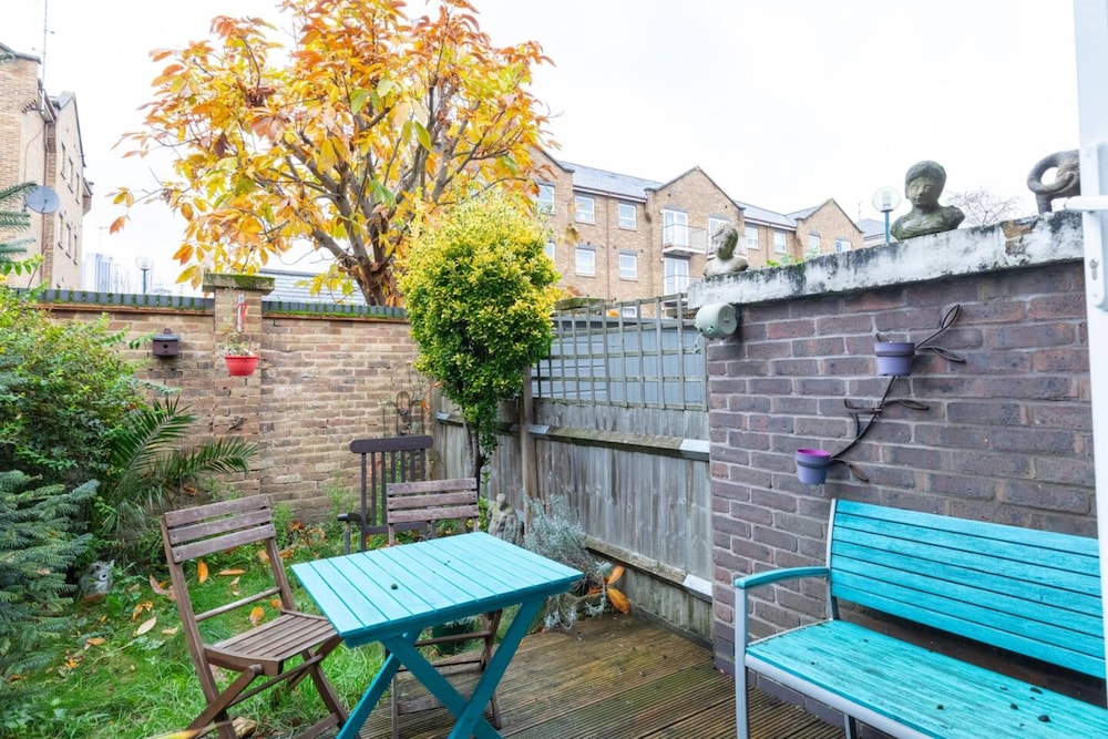 Charming 1BD Retreat With Garden Area, Greenwich!