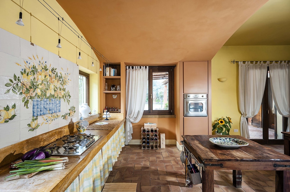 Arangea en Marsala — kitchen
