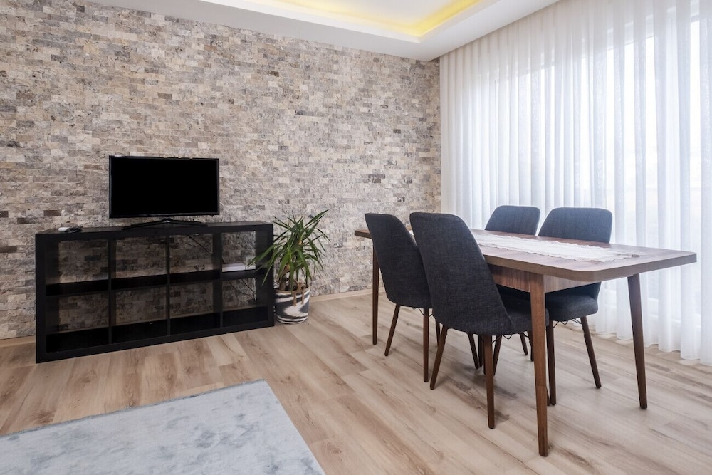 Modern and Central Flat With Balcony in Maltepe