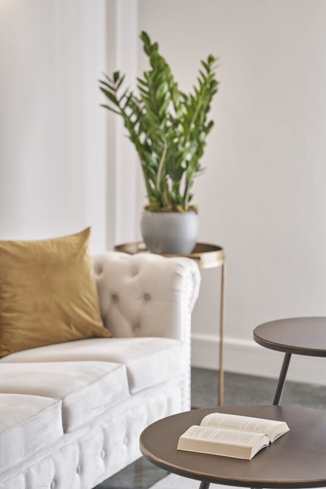 Chic n Bright 3 Bd Apt with Hilton View