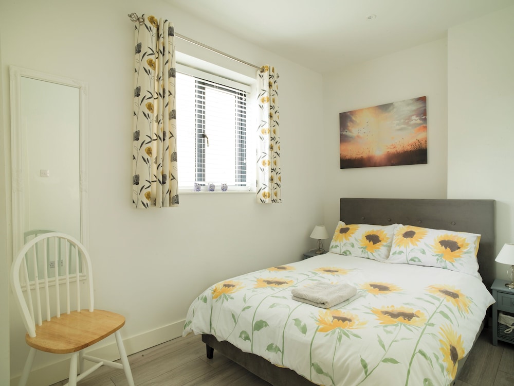Modern Apartment in the Cotswolds Sleeps 6 view 2