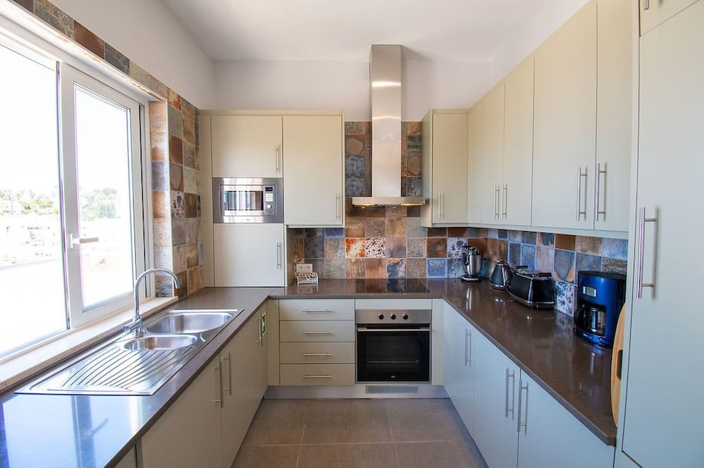 12a Travessa da Nau Modernised yet Traditional h