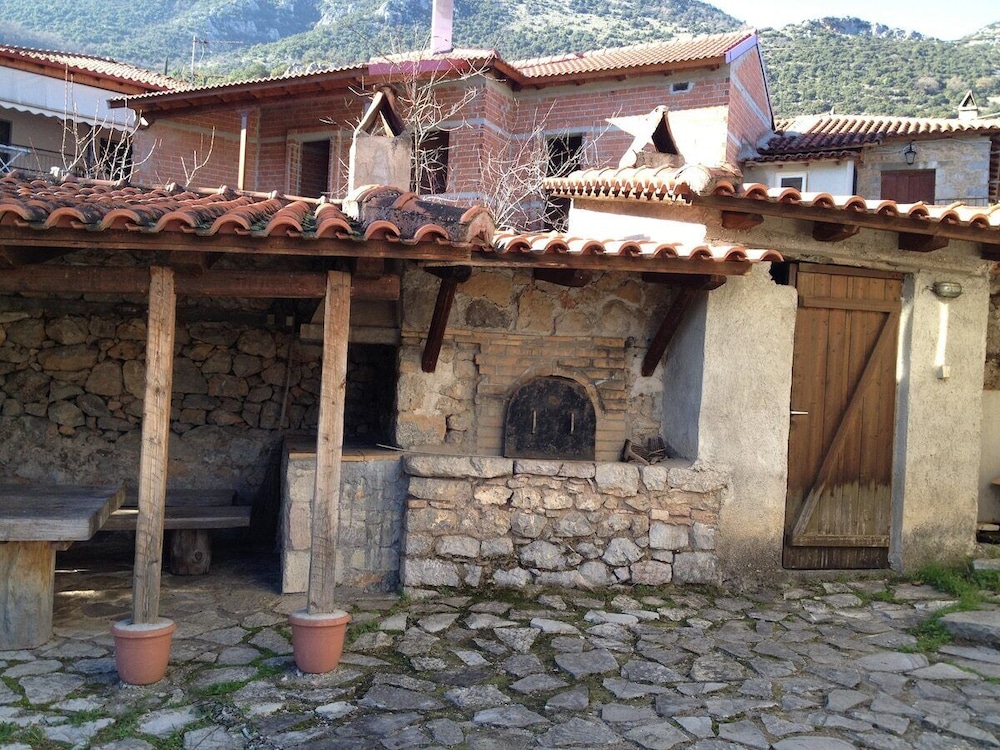260m2 Unique Mountain House in Lilea Parnasos
