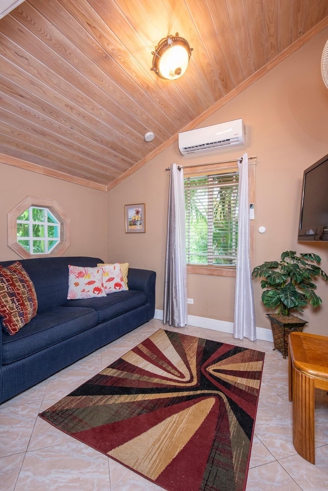 Chat N Chill - Top Floor Condo, Walk To Pink Sands Beach 2 Bedroom Townhouse
