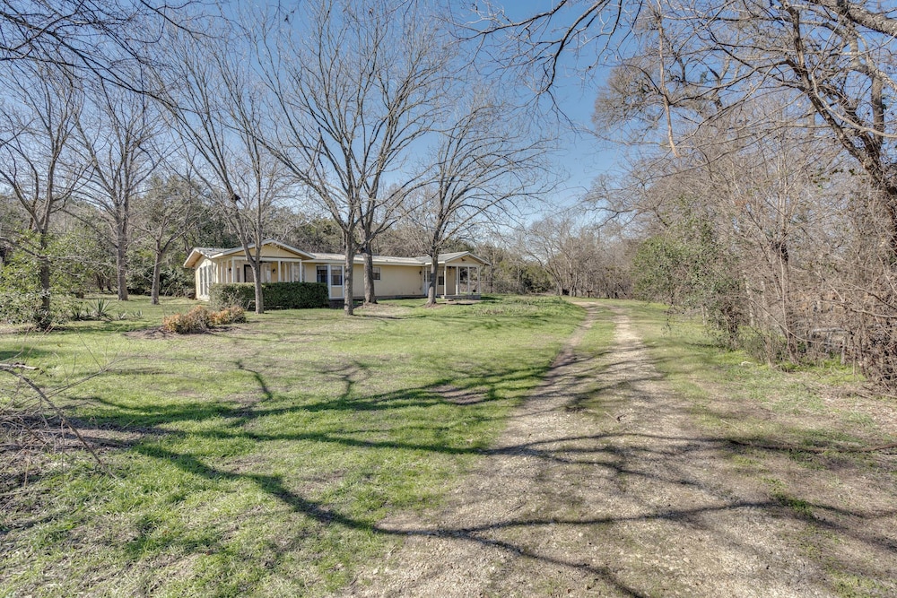 Charming Austin Home on 2 Acres: BBQ & Yard!