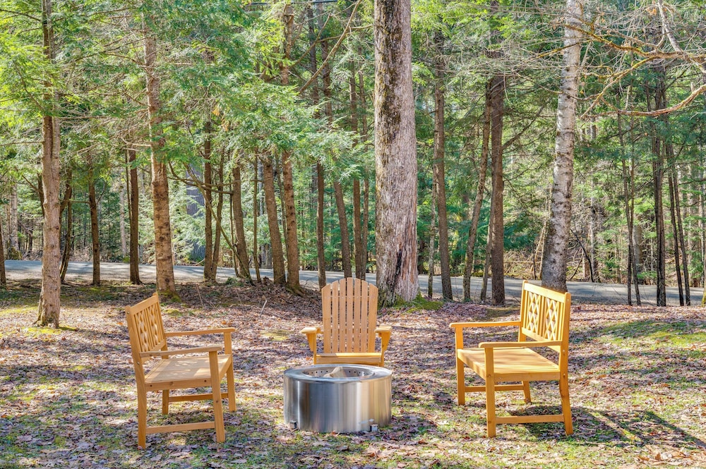 Haverhill Mtn Retreat: Hike, Ski, Relax in Hot Tub