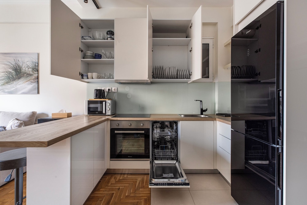 Attica - Captivating 2-Bedroom Apt & Balcony in Athens