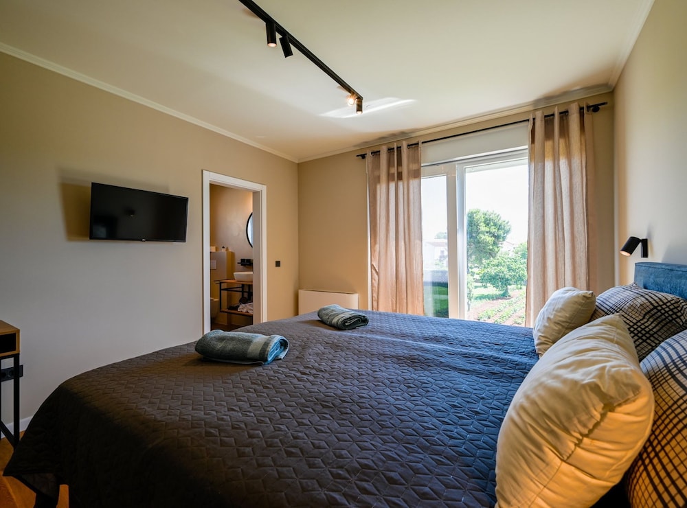 Matohanci Dazzling Villa With Pool