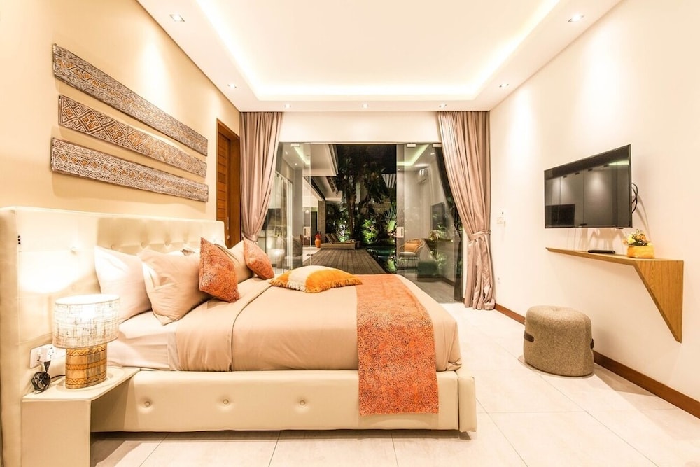 Splendid 6BR Villa, Just 400m to the Shoreline