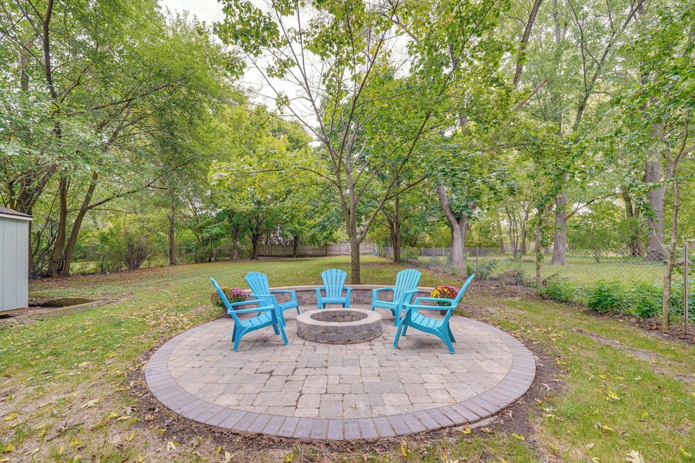 Fire Pit & Grill: Family Home on Fox River Trail!