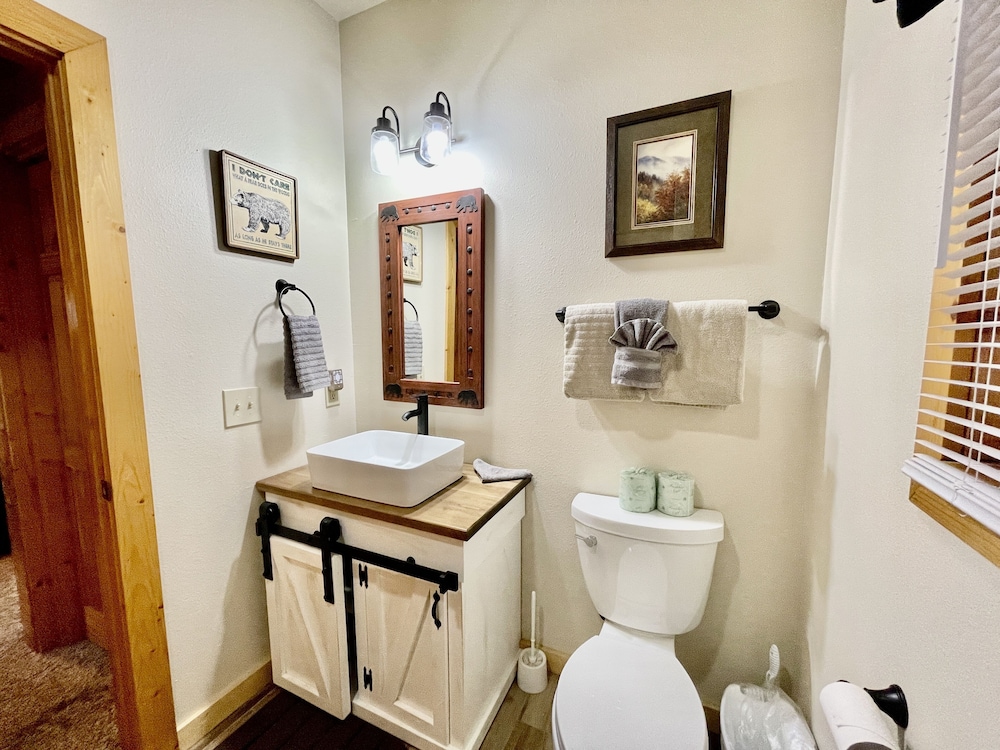 Picture Perfect 2 Bedroom Cabin by RedAwning - Property Image 3