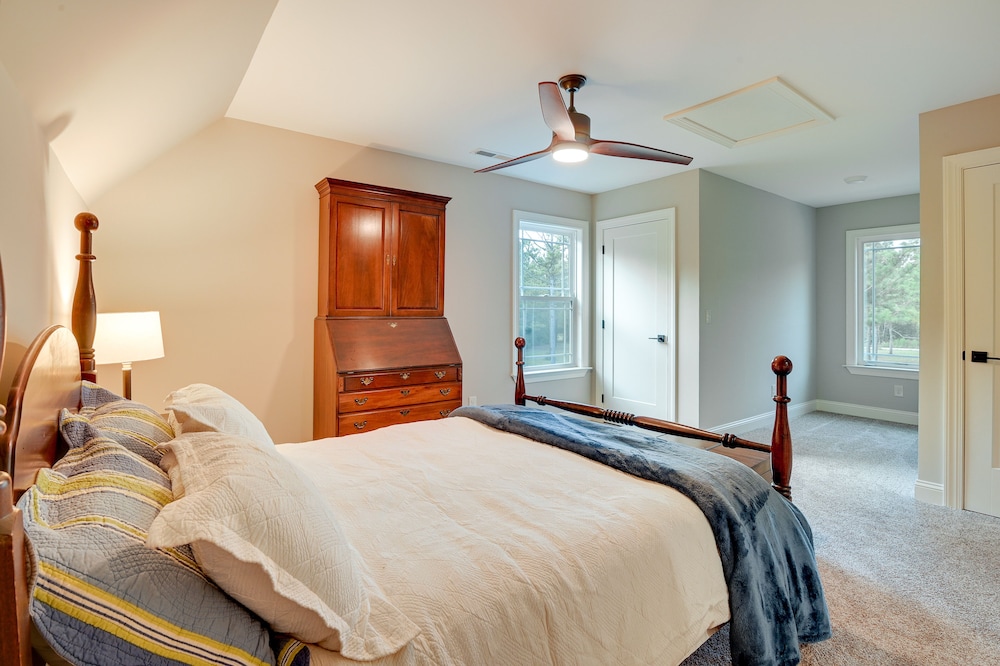 Expansive Georgetown Home w/ Decks & Fire Pit! view 3