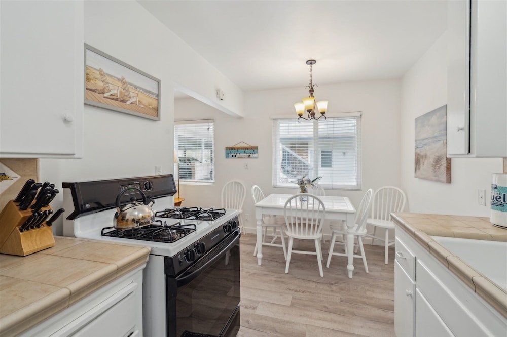 Beautiful 2 Bed Beach Getaway #115 2 Bedroom Condo by Sunset Shores Condominiums