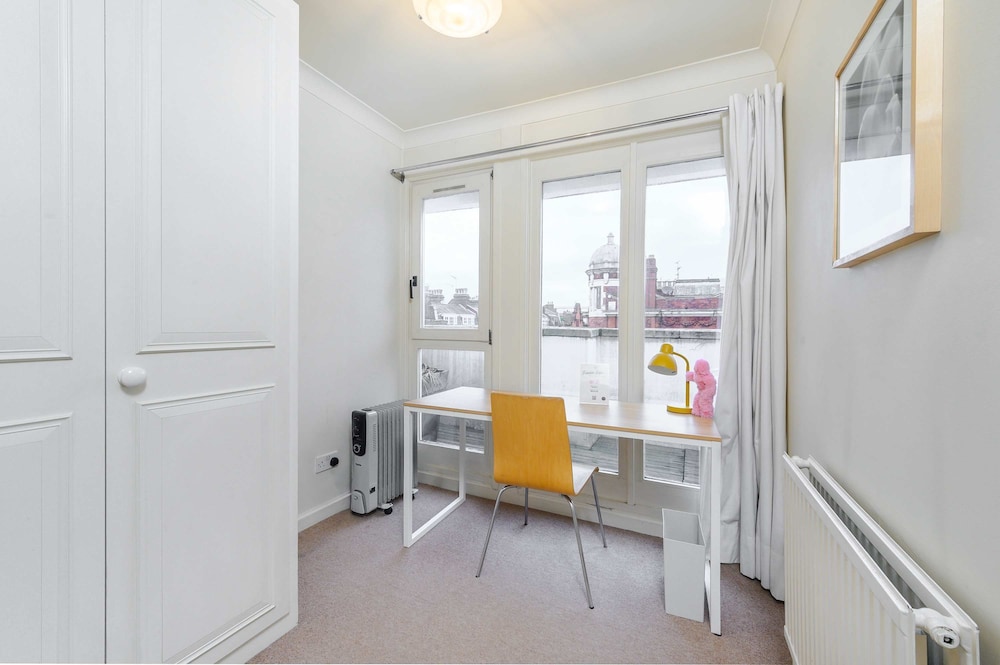 The Aristocrat - Fitzrovia - by Frankie Says