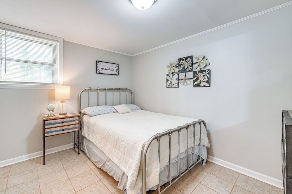 3 Mi to Dtwn: Hickory Home Base w/ Patio!