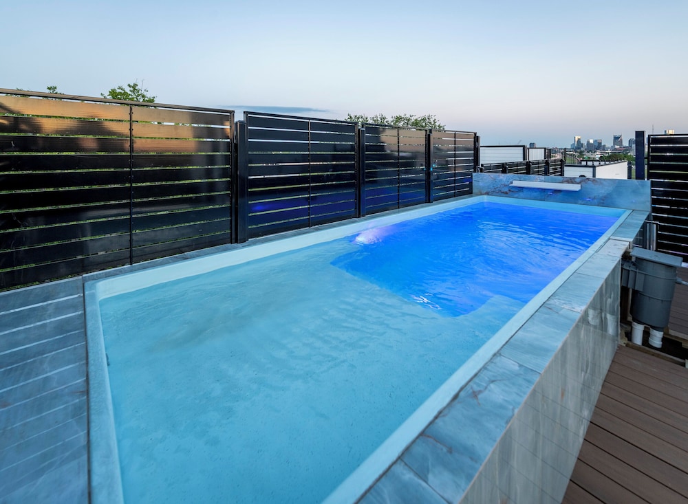 New Luxe Townhome - Rooftop Pool