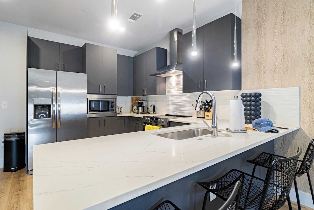 Sleeps 42 7 Modern Midtown Apartments w/ Gym + Pool Walkable to Shops & Eats