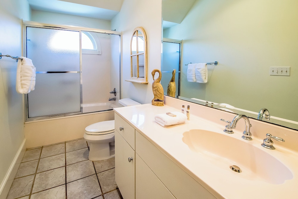 Stunning Views! 9BR Gulf Front Home, Pool, Elevator, Pool Table