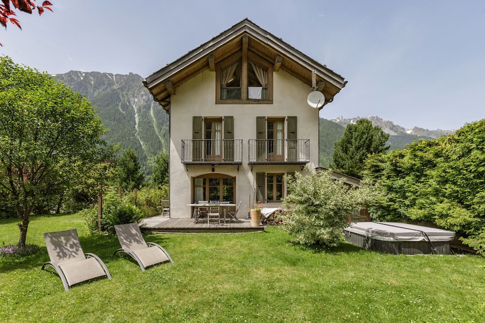 Chalet Les Tissourds 4 Central hot tub