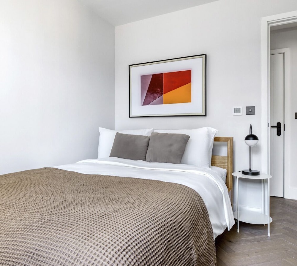 Impeccable 2-bed Apartment in London view 3