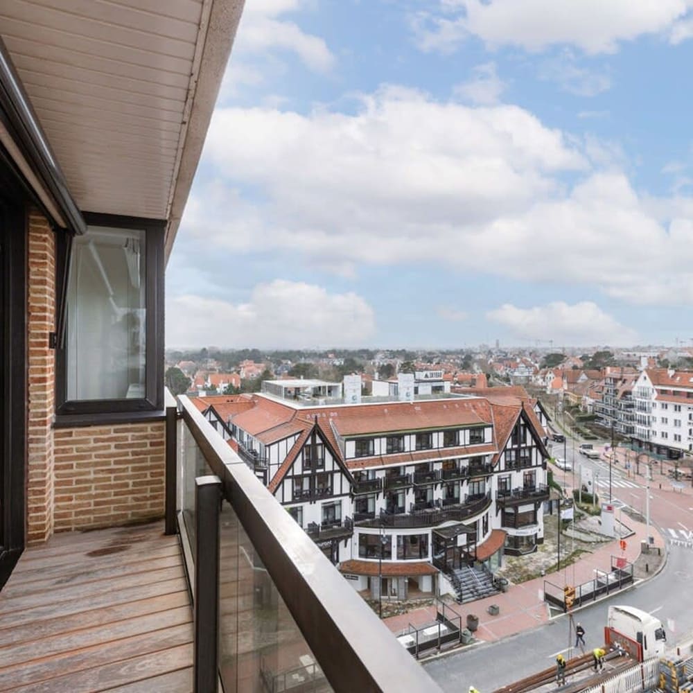 Renovated Apartment With sea View and Parking