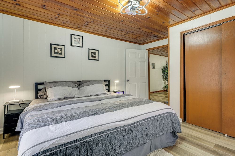 Deck & 2-acre Yard: Quiet Getaway in Crandall!