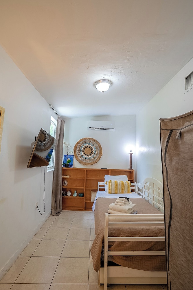 Miami Vacation Home 4 bedroom Parking.