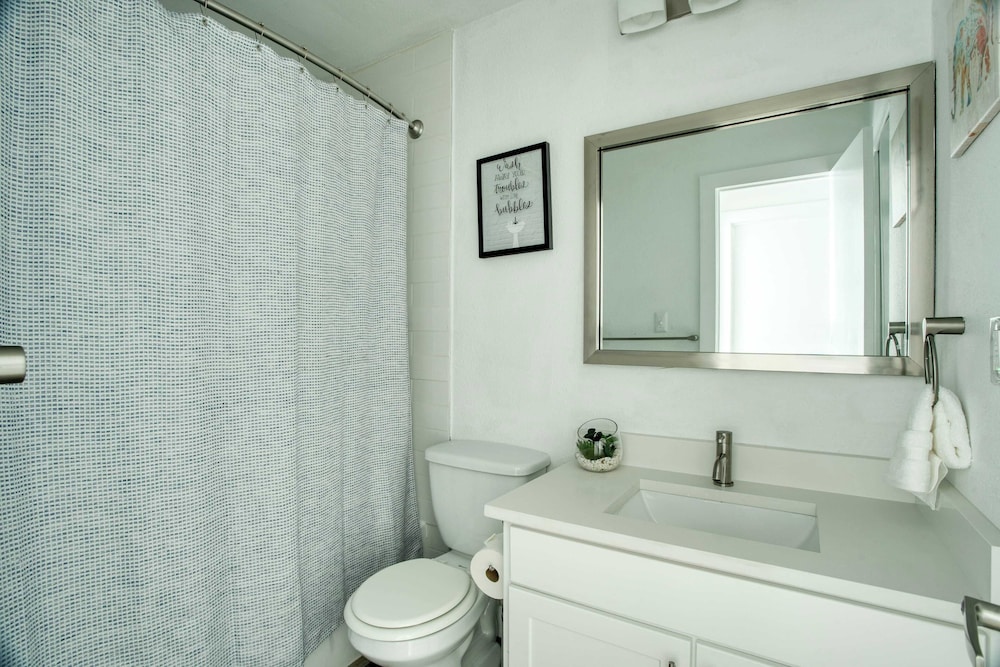 Austin Escape, Prime Location + Shared Yard Oasis Fairlawn Buyout by Avantstay