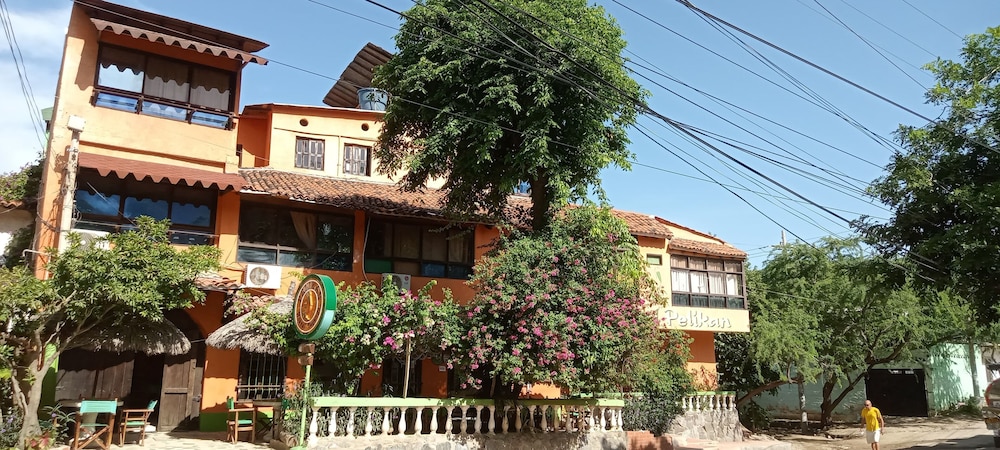 Hostal pelikan taganga