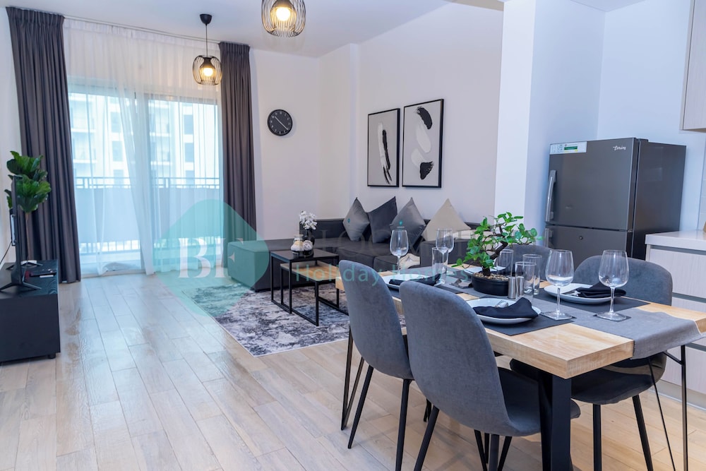 Bloomfields Elegant 1BR in Waters Edge