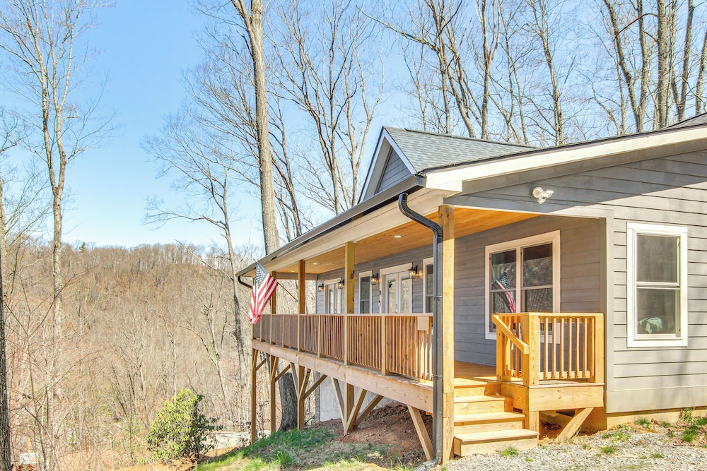 Modern Retreat w/ Mtn Views in Maggie Valley!