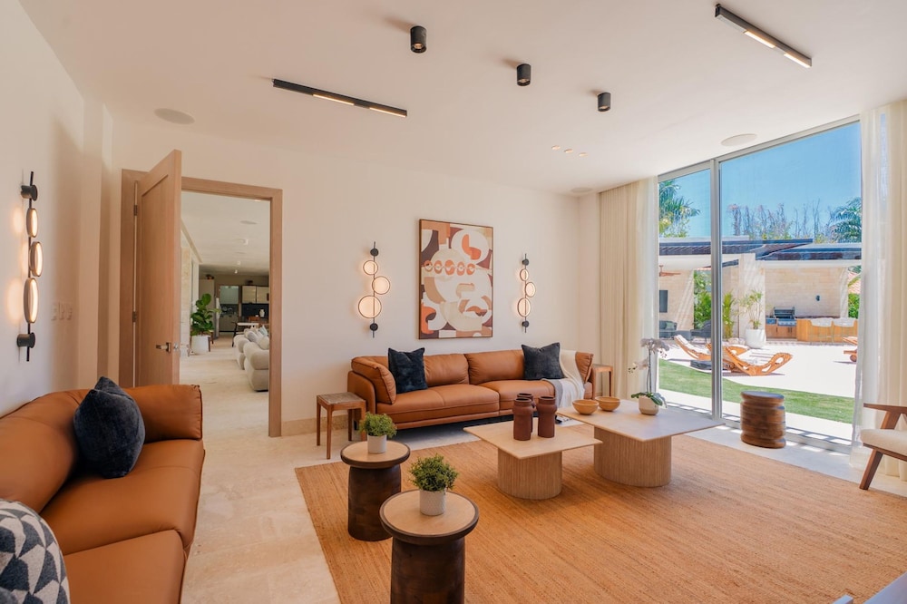 Modern 6 BDR Golf Front Villa in Luxury Beach Resort w Pool and Heated Jacuzziz