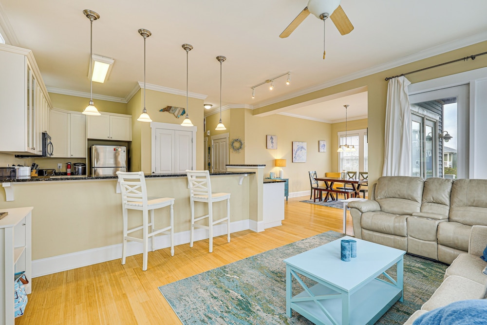 Walk to Beach: Coastal Carolina Home w/ Decks!