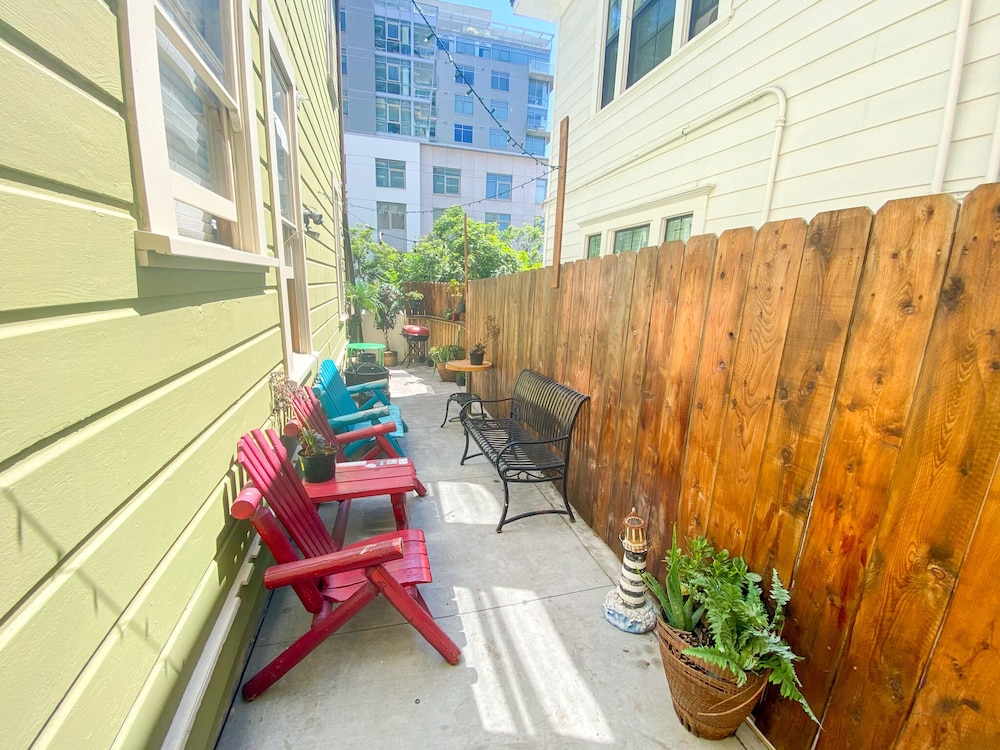 International Travelers House Hostel \- Downtown San Diego Little Italy.