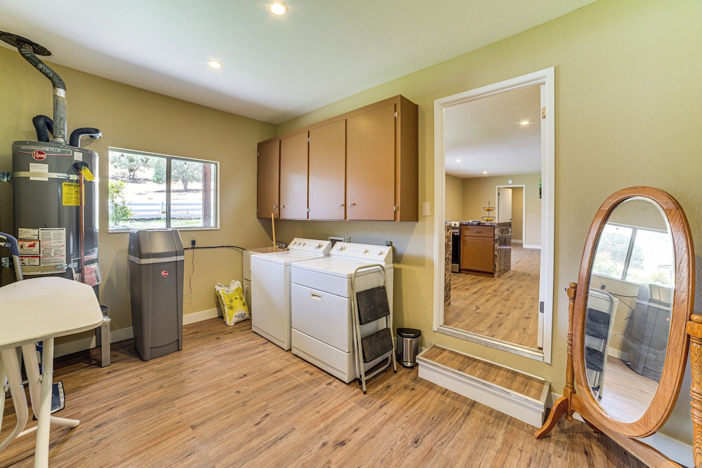 Fenced Yard & Outdoor Bar: Hillside Paicines Home!