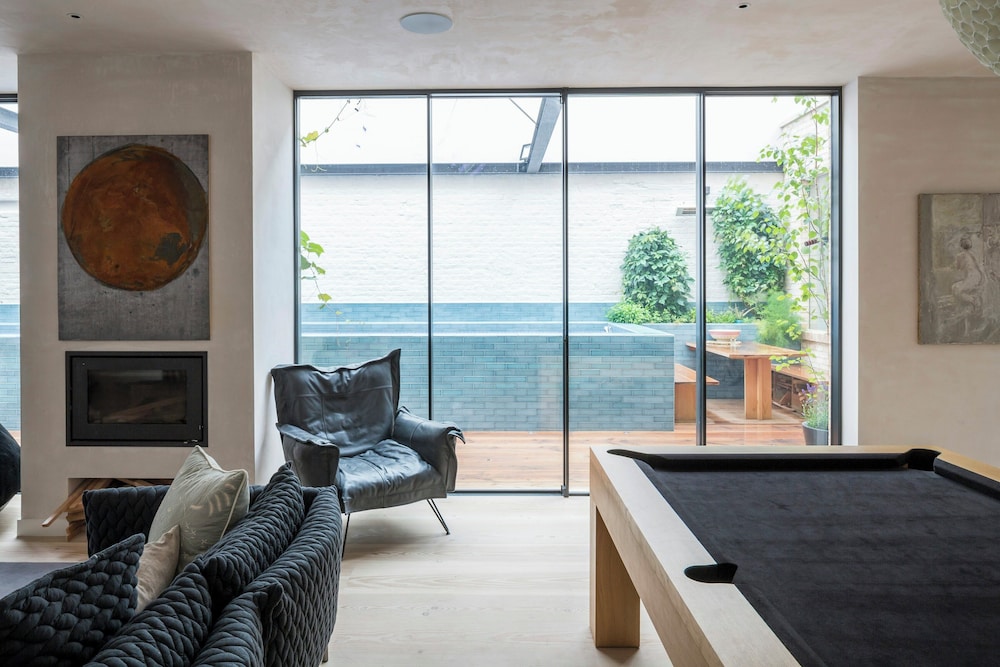 Blythe Road by Onefinestay