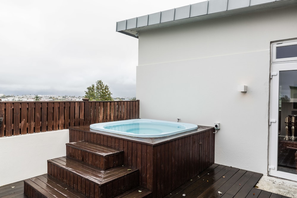 ICELAND SJF Villa , Hot tub & Outdoor Sauna Amazing Mountains View - 15 min to downtown