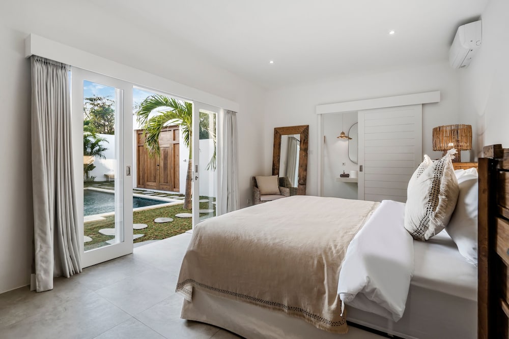 A Casa Di Renucci by Alfred in Bali - Brand New Stunning 5BR Villa Near Seminyak Beach