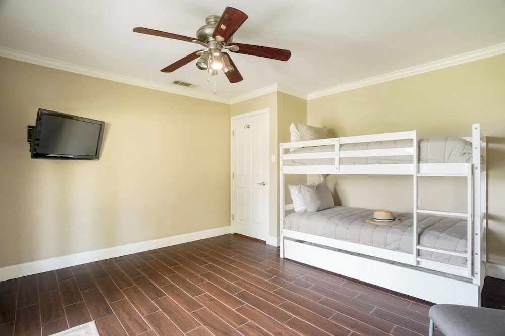 Travis by Avantstay Waterfront Lake Retreat view 4