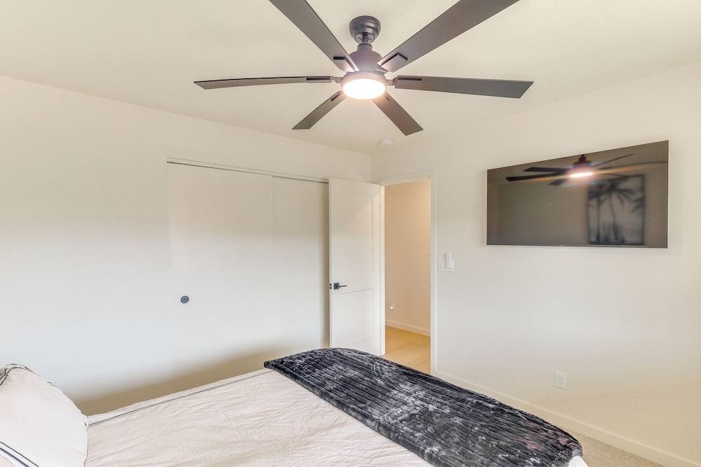 2 Mi to Windsor Beach! Updated, Sleek Family Home