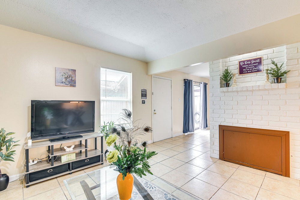 2 Mi to Chinatown: Pet-friendly Houston Home